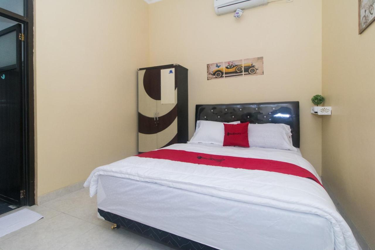 Reddoorz Syariah Near Stasiun Madiun Hotel Exterior photo